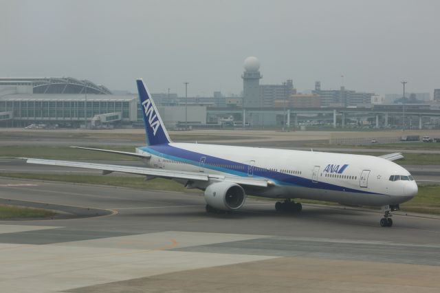 BOEING 777-300 (JA757A)