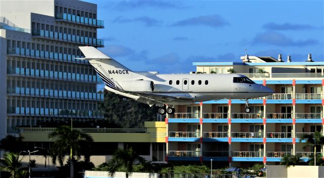 Hawker 800 (N440CX) - N440CX landing at ST Maarten