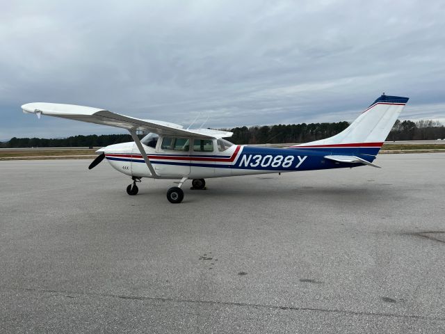 Cessna Skylane (N3088Y) - Upside down