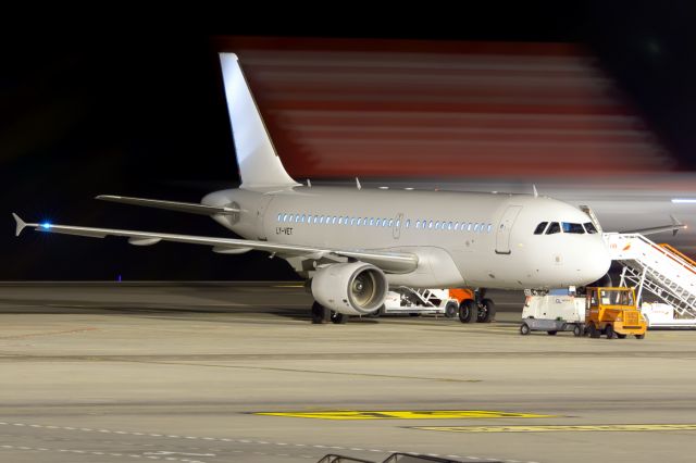 Airbus A319 (LY-VET)
