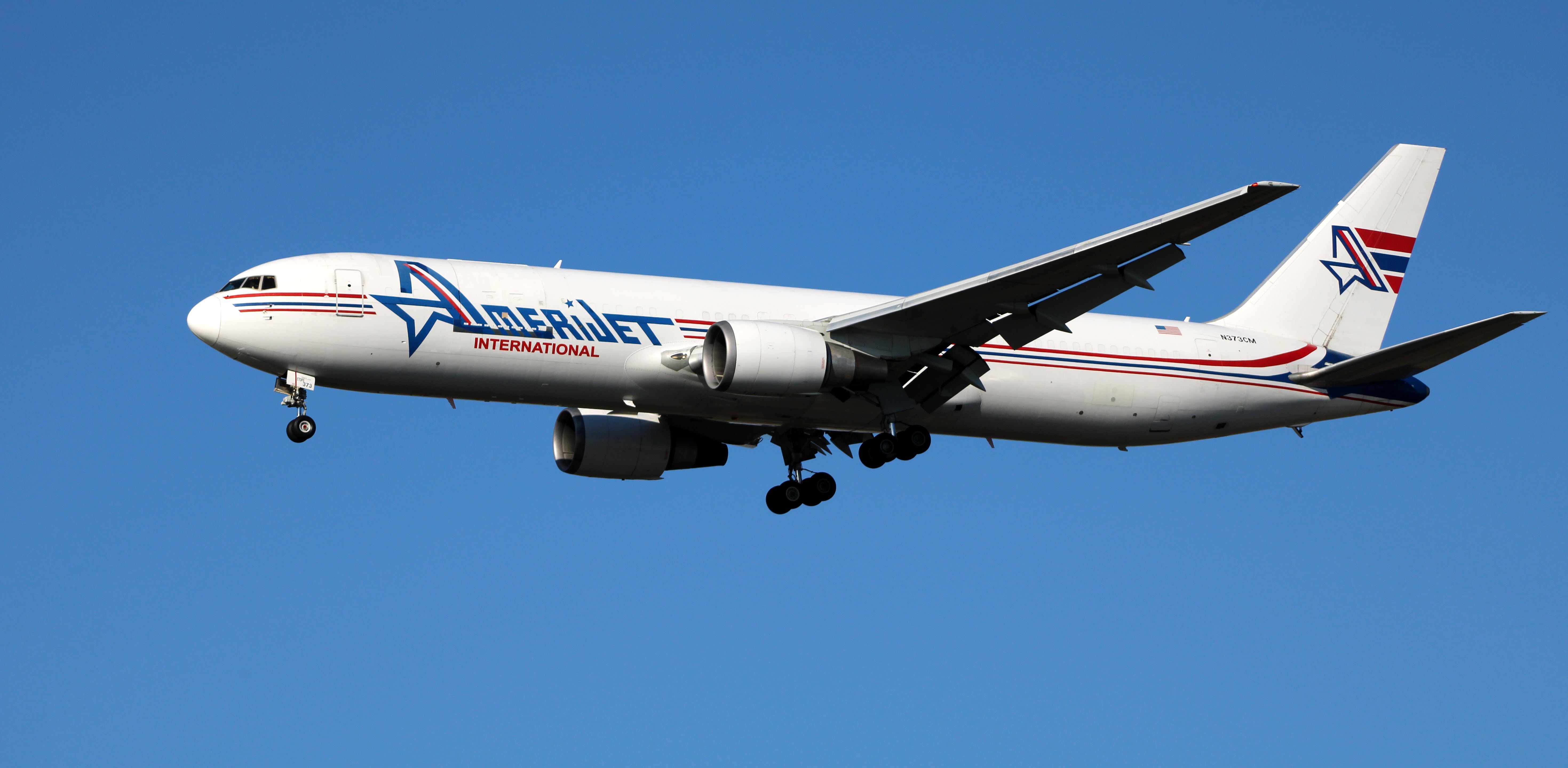 BOEING 767-300 (N373CM) - On final is this 1990 AmeriJet International Boeing 767-338 in the Autumn of 2020.