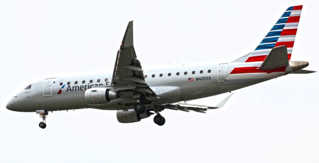 Embraer 175 (N425YX)