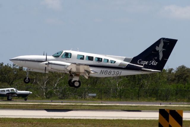 Cessna 402 (N68391) - On short finals for rwy 9 on 29-Jul-10 operating flight KAP1211 from KRSW.