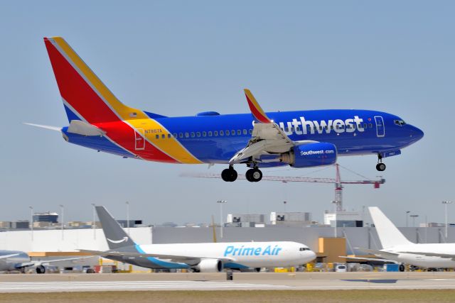 Boeing 737-700 (N7867A) - 36-R 03-21-21