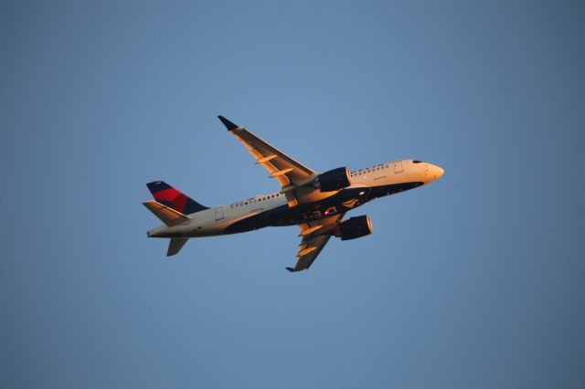 Airbus A220-100 (N136DQ)