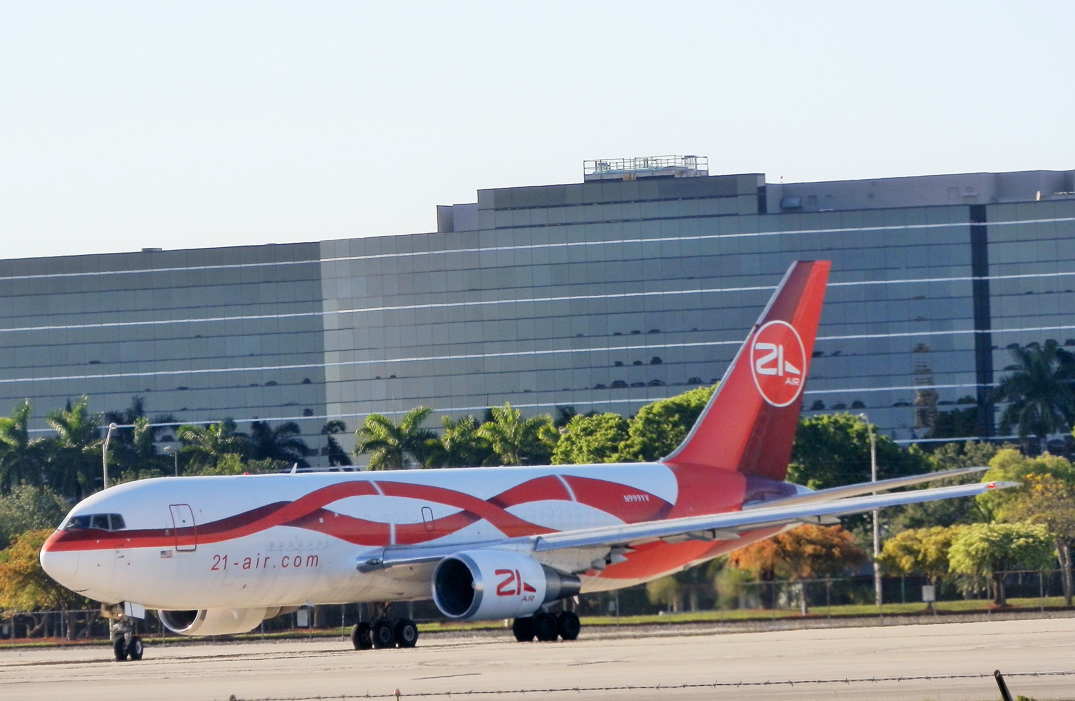 BOEING 767-200 (N999YV)