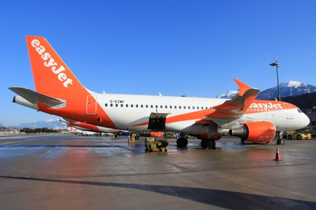 Airbus A320 (G-EZWF)