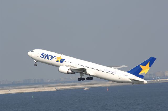 BOEING 767-300 (JA767F) - Departure at Haneda Intl Airport 34R on 2007/10/6