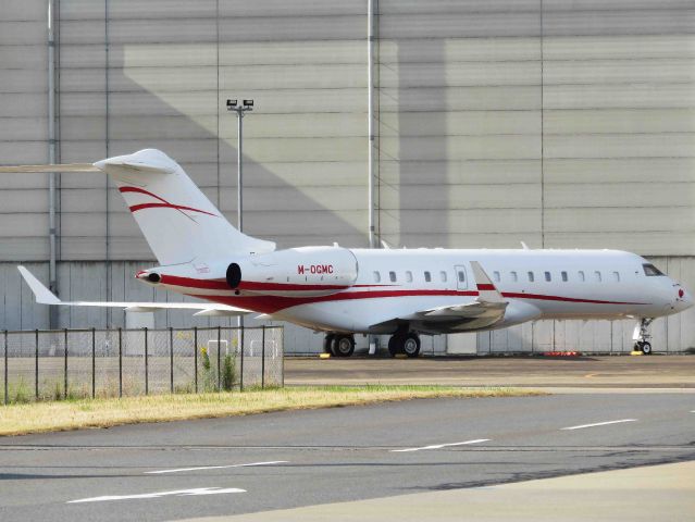Bombardier Global Express (M-OGMC) - I take a picture on Nov 8, 2016.