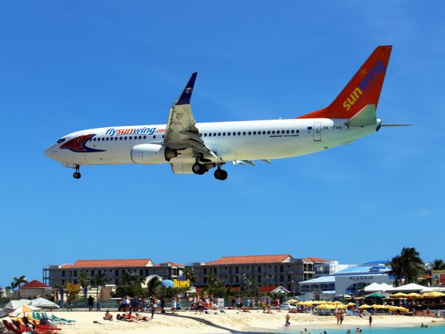 Boeing 737-700 (OK-VTR) - Au dessus de Maho Beach.