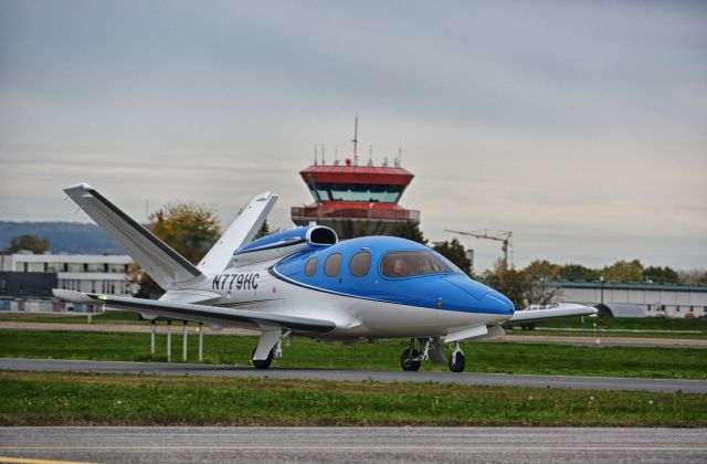 Cirrus Vision SF50 (N779HC) - Visiting CYHU on 19-10-2021.