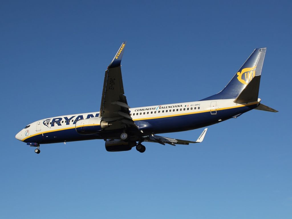 Boeing 737-800 (EI-DPC) - last flight of ryanair to TLN for 2013