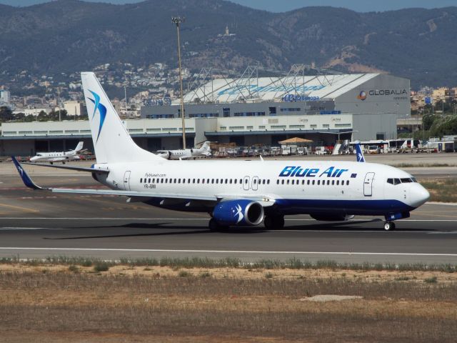 Boeing 737-700 (YR-BMI)