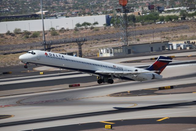 McDonnell Douglas MD-90 (N924DN)