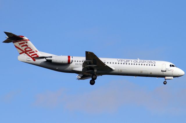 Fokker 100 (VH-FSQ)
