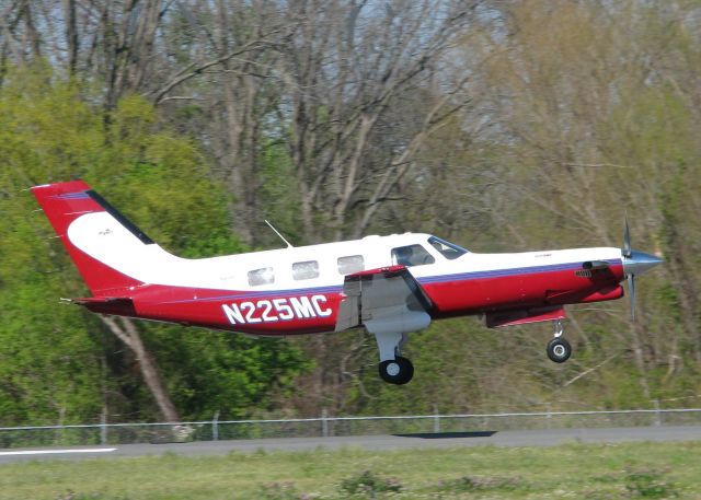 Piper Malibu Mirage (N225MC) - About to touch down on runway 14 at the Shreveport Downtown airport.