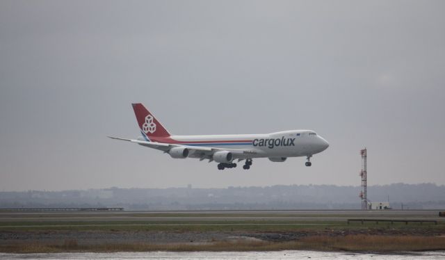 BOEING 747-8 (N5573S) - About to touch down on 33L while doing test flights.