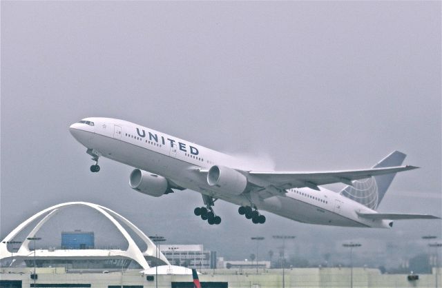 Boeing 777-200 (N216UA)