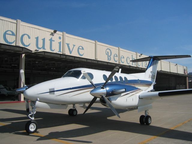 Beechcraft Super King Air 200 (N142EB)