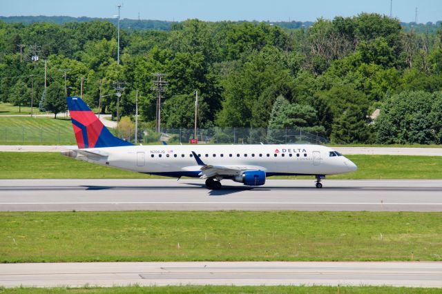 Embraer 175 (N206JQ) - N206JQ as Flight 5957 from LGA (July 6th, 2018) 