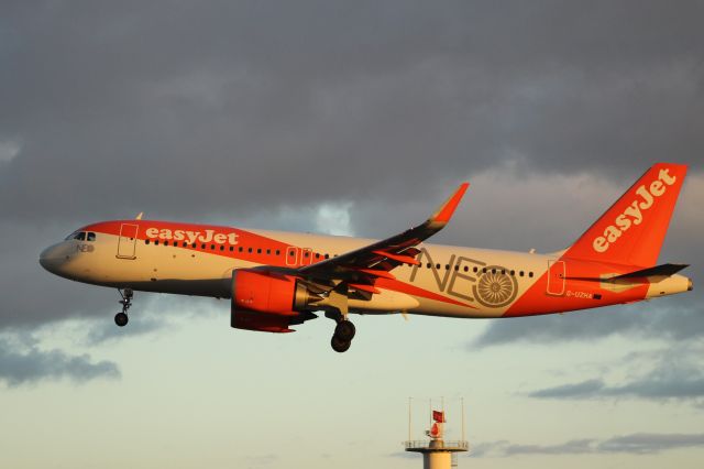 Airbus A320 (G-UZHA) - Aeroporto Gen. Humberto Delgado - Lisbon     1-12-2017