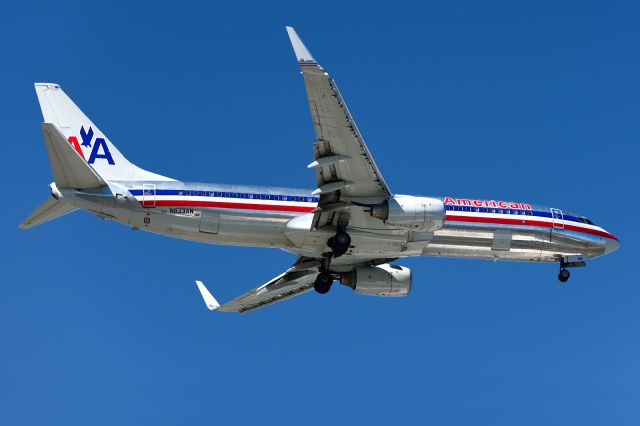 Boeing 737-800 (N933AN)