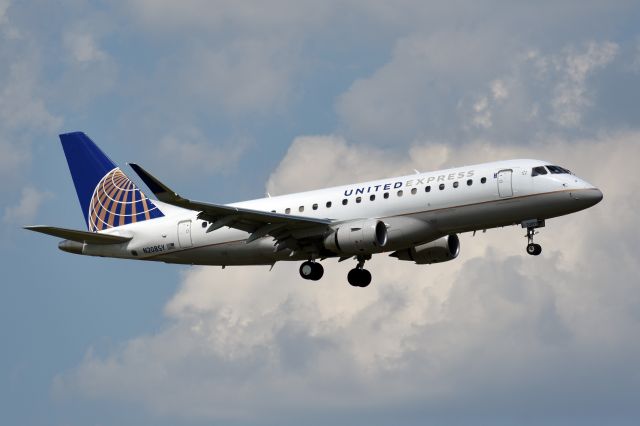 Embraer 175 (N208SY) - United Express / SkyWest Airlines Embraer ERJ-175LR. Taken May 27th 2018 from Founders Plaza at KDFW.