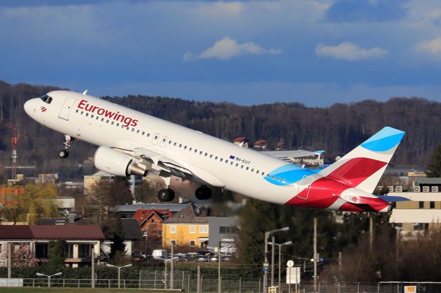 Airbus A320 (9H-EUT)