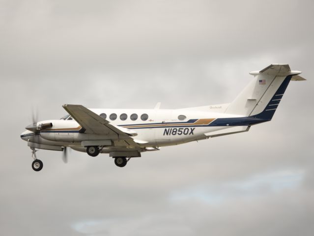 Beechcraft Super King Air 200 (N1850X) - Take off runway 26.