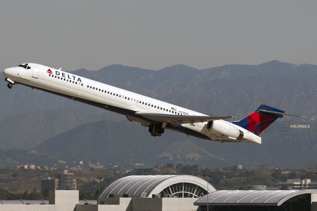 McDonnell Douglas MD-90 (N912DN)