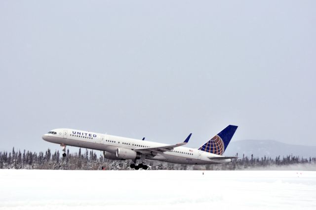 Boeing 757-200 (N12125) - UAL125 off rnwy26 Goose Bay 02Jan2012