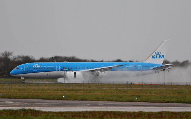 Boeing 787-9 Dreamliner (PH-BHC) - delivered to klm only 10days ago on the 14/11/15 this brand new b787-9 dreamliner ph-bhc landing at shannon from prestwick on a crew training flight 24/11/15.