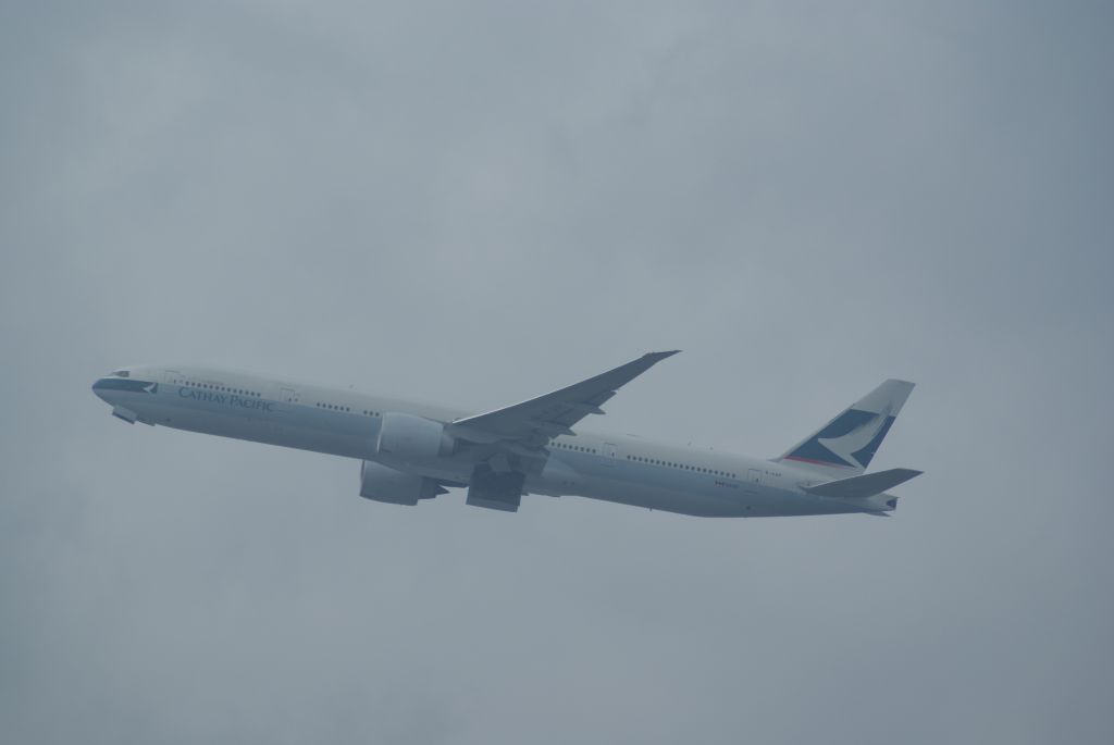 BOEING 777-300 (B-KQP) - Cathay Pacific B777-367ER cn41758