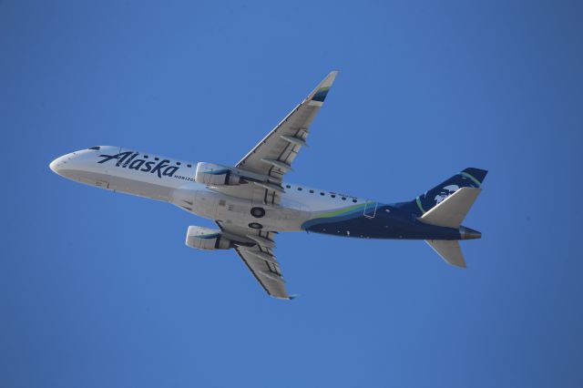 EMBRAER 175 (long wing) (N637QX)