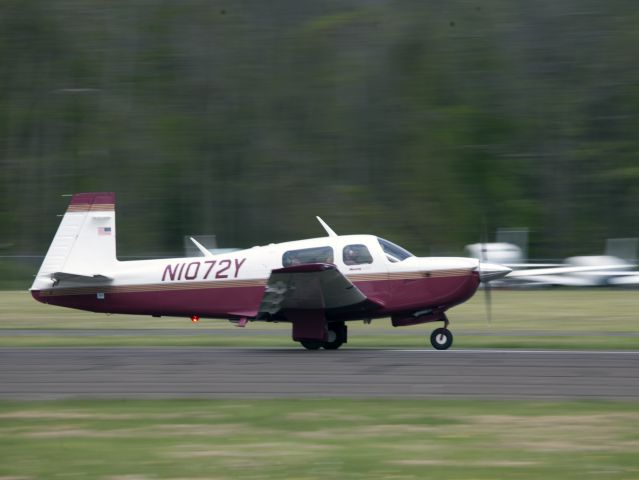 Mooney M-20 (N1072Y) - Take off runway 08.