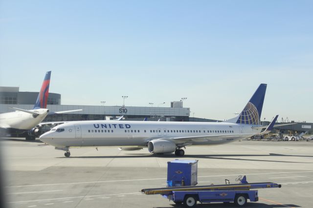 Boeing 737-900 (N66814) - 043014 taxiing in to the south side