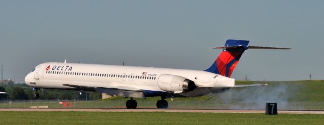 McDonnell Douglas MD-90 (N942DN)