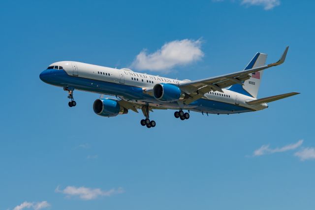 N80002 — - Airforce Two Landing in Des Moines amid COVID19 pandemic for Vice President Pence to visit with Agricultural and Religious leaders