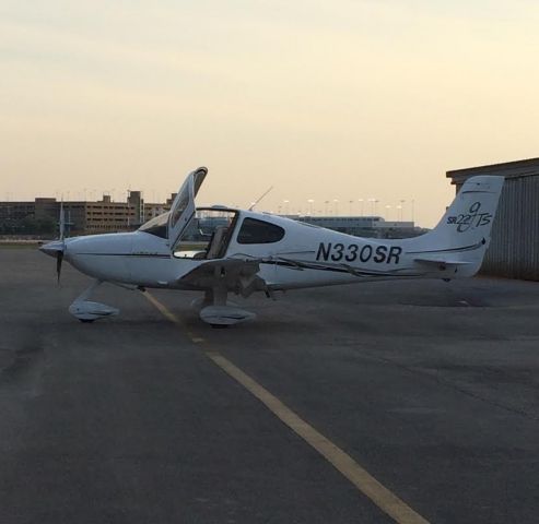 Cirrus SR-22 (N330SR)