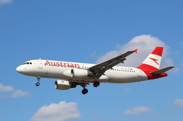 OE-LZA — - An Austrian Airlines A320-200 on final approach into LHR, landing on runway 27L.br /br /Location: Myrtle Avebr /Date: 26.08.22 (dd/mm/yy)