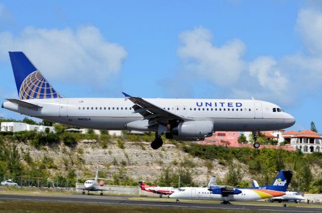 Boeing 737-700 (N401UA)