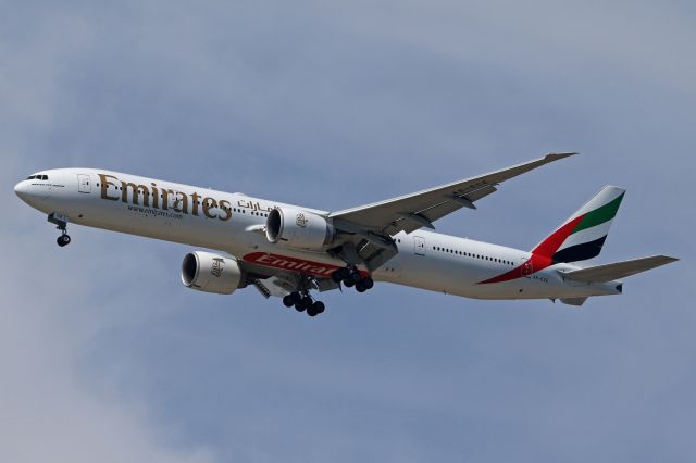 BOEING 777-300 (A6-ECE)