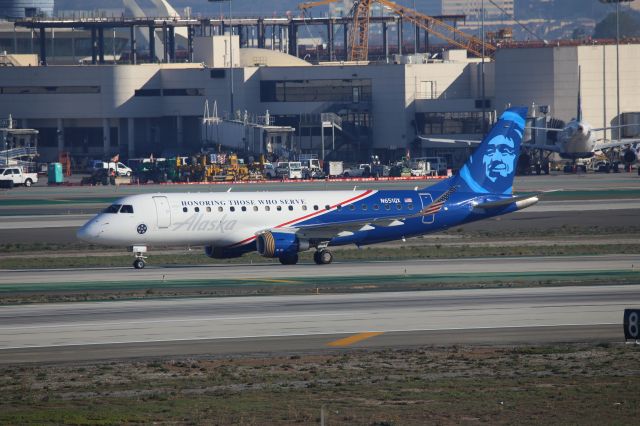 EMBRAER 175 (long wing) (N651QX)