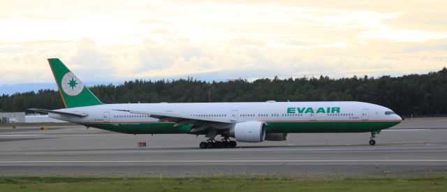 BOEING 777-300 (B-16705)