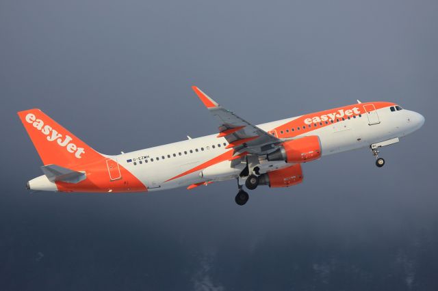 Airbus A320 (G-EZWH)