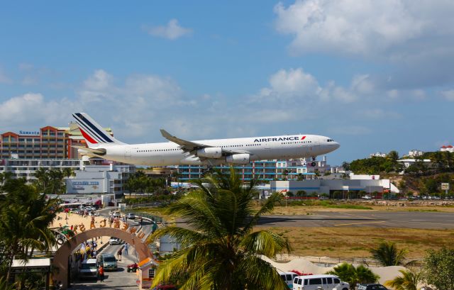 Airbus A340-300 (F-GLZK)