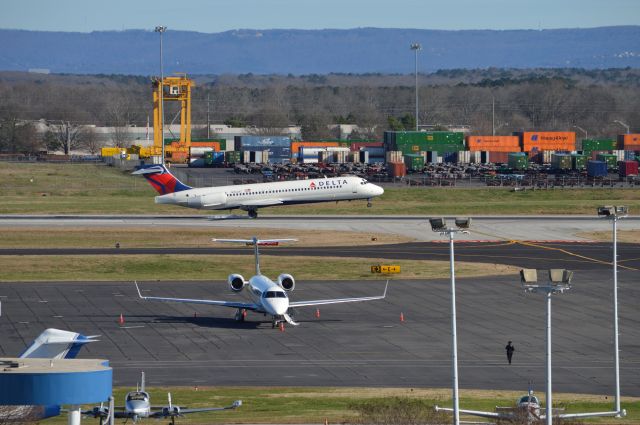 Boeing 717-200 (N961AT) - Delta 717-200 N961AT arriving on runway 18L at Huntsville International Airport.