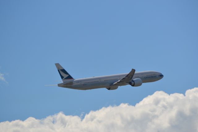 Boeing 777-200 (B-HNR) - Cathay Pacific taking off at Pearson 20160703