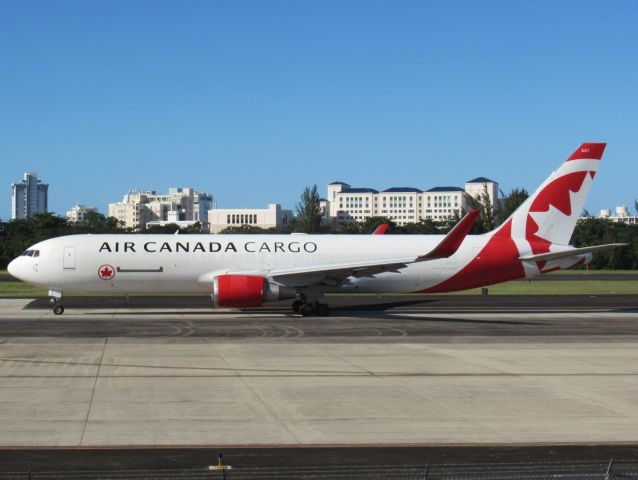 BOEING 767-300 (C-GHLV)