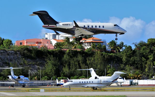 Bombardier Challenger 300 (N588FX)